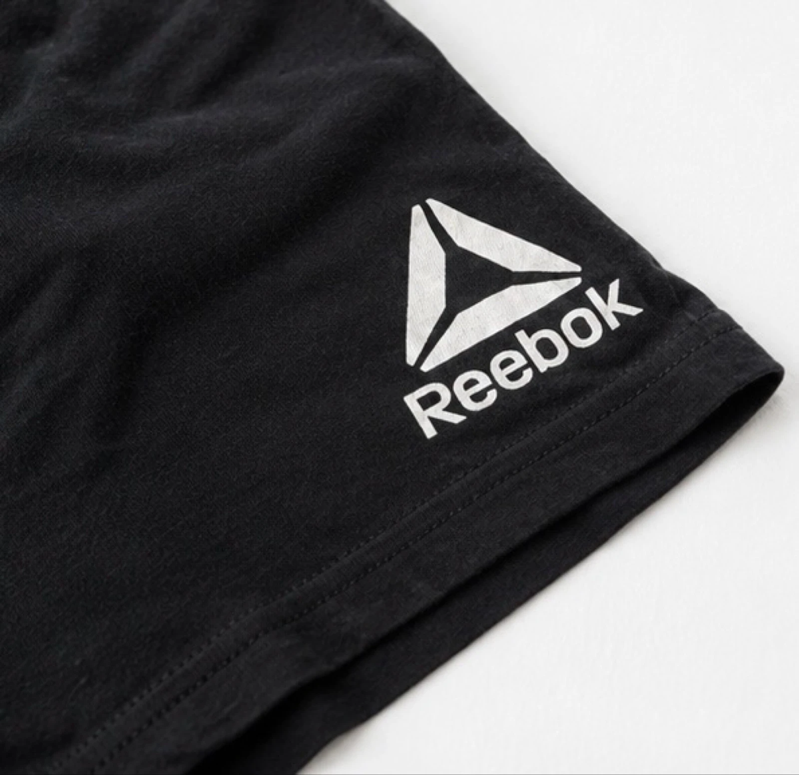 Camiseta Reebok original de color negro con estampado frontal “Reebok 1895” – photo 3